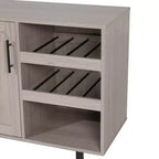 Mobile bar e credenza classici Emma and Oliver con armadietto a porta singola in stile shaker con portabicchieri sospeso e mensole aperte per bottiglie