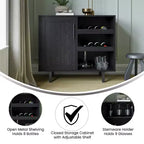 Mobile bar e credenza classici Emma and Oliver con armadietto a porta singola in stile shaker con portabicchieri sospeso e mensole aperte per bottiglie