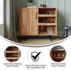 Mobile bar e credenza classici Emma and Oliver con armadietto a porta singola in stile shaker con portabicchieri sospeso e mensole aperte per bottiglie