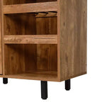 Mobile bar e credenza classici Emma and Oliver con armadietto a porta singola in stile shaker con portabicchieri sospeso e mensole aperte per bottiglie