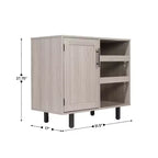 Mobile bar e credenza classici Emma and Oliver con armadietto a porta singola in stile shaker con portabicchieri sospeso e mensole aperte per bottiglie