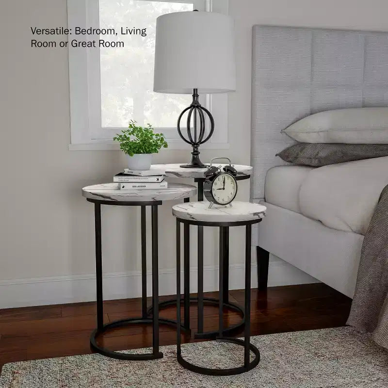 Hasting Home Set di 3 tavolini rotondi da salotto – Tavolini a incastro o comodini moderni con piano in finto marmo e base in metallo nero