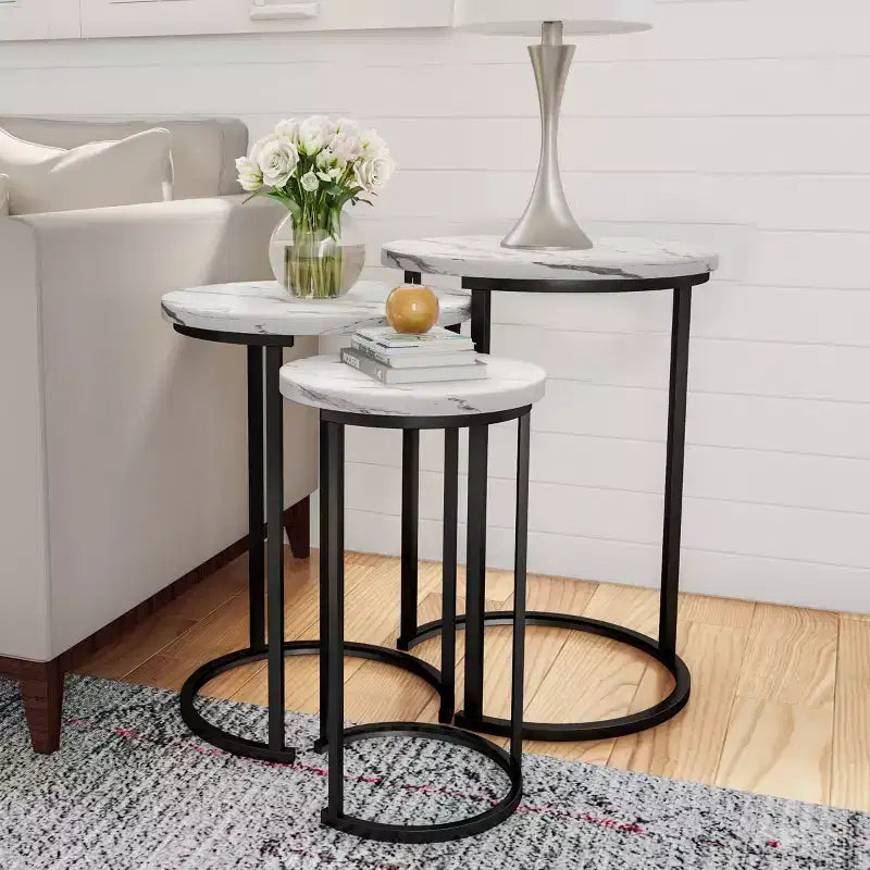 Hasting Home Set di 3 tavolini rotondi da salotto – Tavolini a incastro o comodini moderni con piano in finto marmo e base in metallo nero