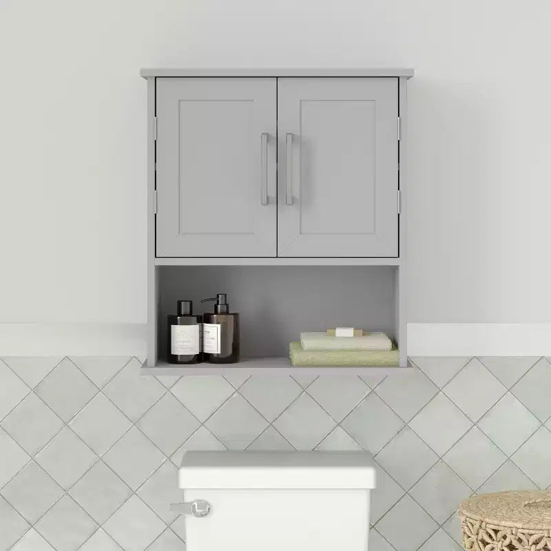 Pensile da bagno Merrick Lane con ripiano regolabile, ripiano inferiore aperto e ante con chiusura magnetica