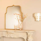 Specchio da parete Storied Home con cornice ad arco in metallo