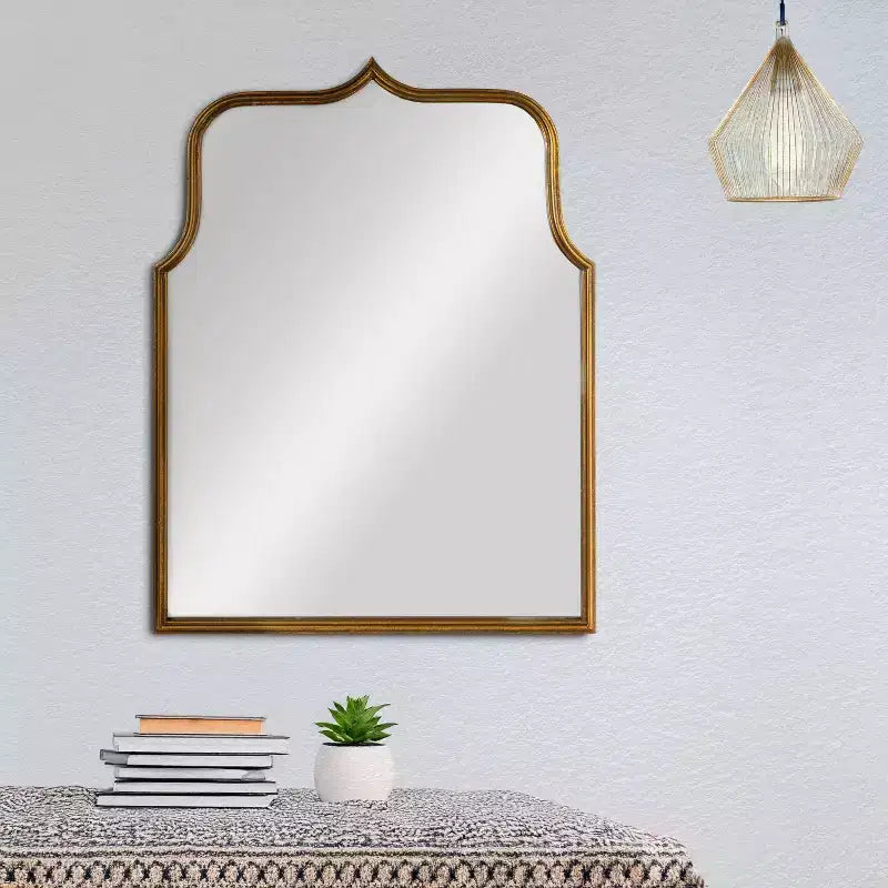 Specchio da parete Storied Home con cornice ad arco in metallo