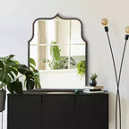 Specchio da parete Storied Home con cornice ad arco in metallo
