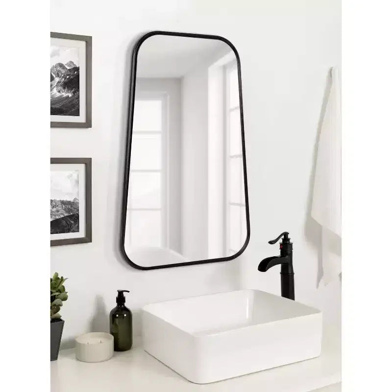 Specchio da parete Caskill con cornice a campana - Kate & Laurel All Things Decor