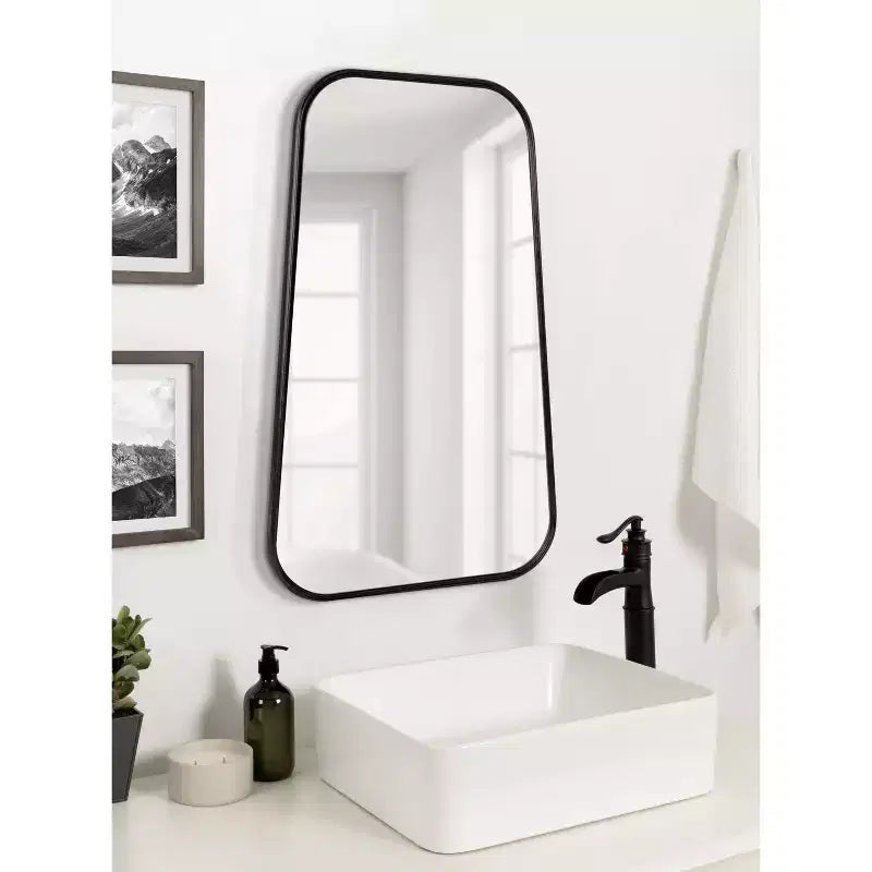 Specchio da parete Caskill con cornice a campana - Kate & Laurel All Things Decor