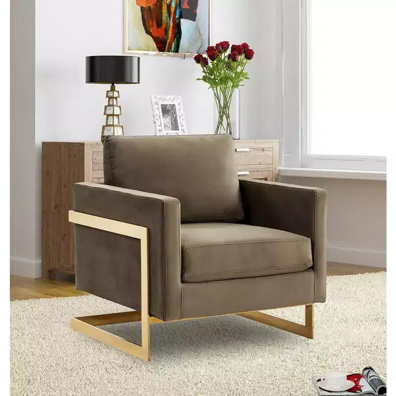 LeisureMod Lincoln poltrona a pozzetto imbottita - moderna sedia club in velluto con struttura architettonica in metallo dorato