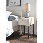 Comodino contemporaneo Signature Design by Ashley Socalle a 1 cassetto, legno chiaro naturale