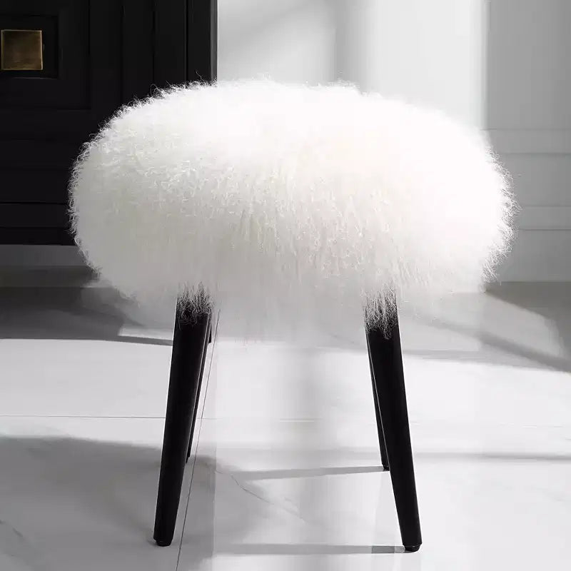 Sgabello d'accento Uttermost Wooly in pelle di pecora bianca