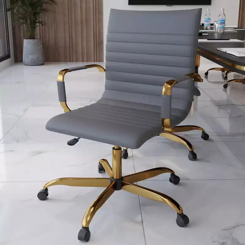 LeisureMod Harris Sedia da ufficio senza braccioli – Pelle a coste con struttura in metallo dorato – Moderna sedia da scrivania girevole e reclinabile