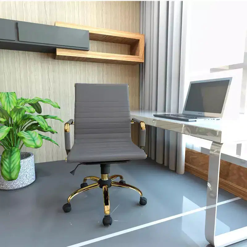 LeisureMod Harris Sedia da ufficio senza braccioli – Pelle a coste con struttura in metallo dorato – Moderna sedia da scrivania girevole e reclinabile