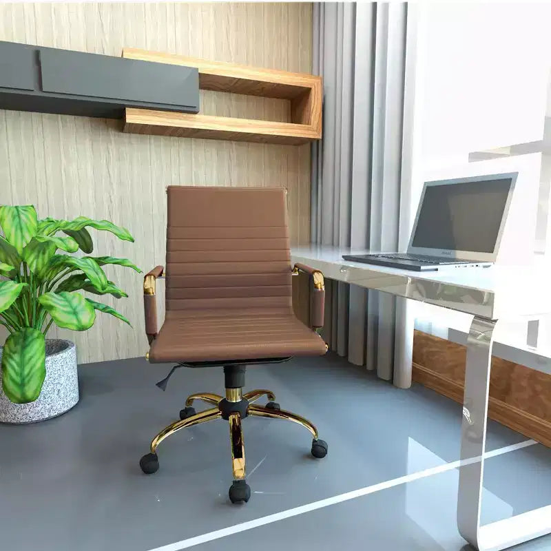 LeisureMod Harris Sedia da ufficio senza braccioli – Pelle a coste con struttura in metallo dorato – Moderna sedia da scrivania girevole e reclinabile