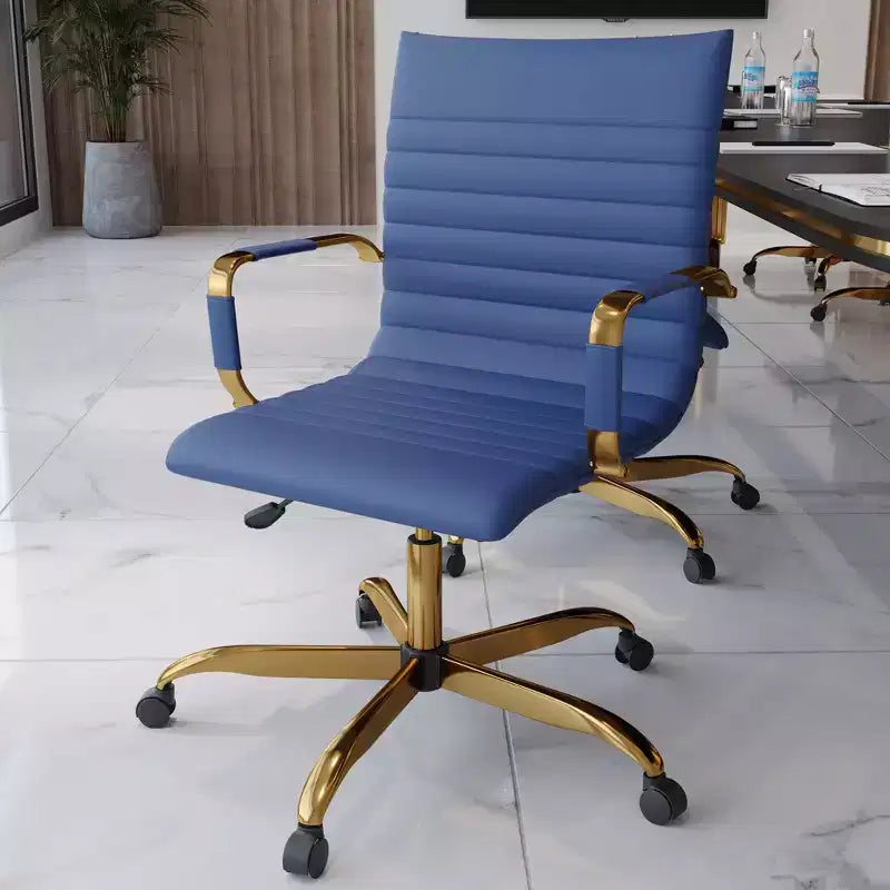 LeisureMod Harris Sedia da ufficio senza braccioli – Pelle a coste con struttura in metallo dorato – Moderna sedia da scrivania girevole e reclinabile
