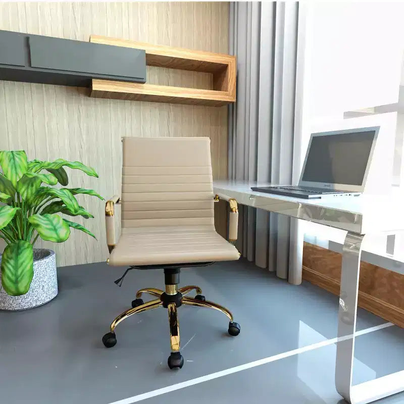 LeisureMod Harris Sedia da ufficio senza braccioli – Pelle a coste con struttura in metallo dorato – Moderna sedia da scrivania girevole e reclinabile