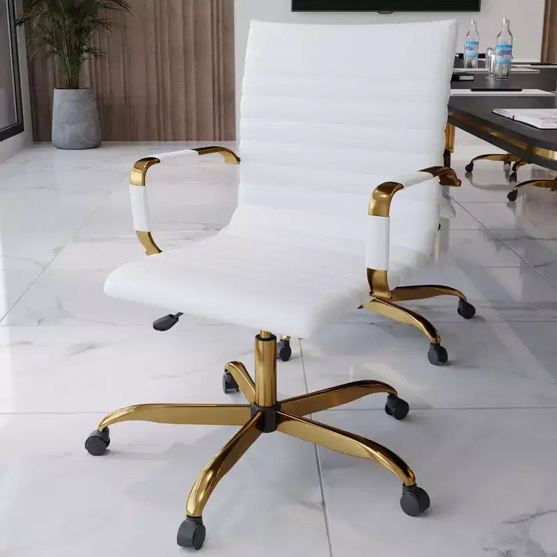 LeisureMod Harris Sedia da ufficio senza braccioli – Pelle a coste con struttura in metallo dorato – Moderna sedia da scrivania girevole e reclinabile