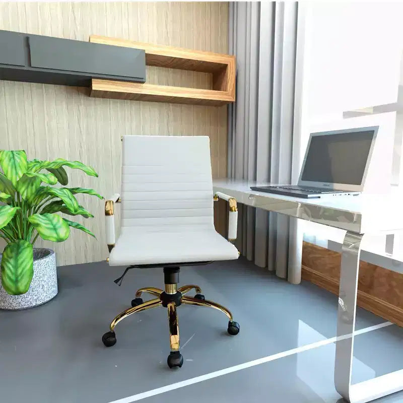 LeisureMod Harris Sedia da ufficio senza braccioli – Pelle a coste con struttura in metallo dorato – Moderna sedia da scrivania girevole e reclinabile