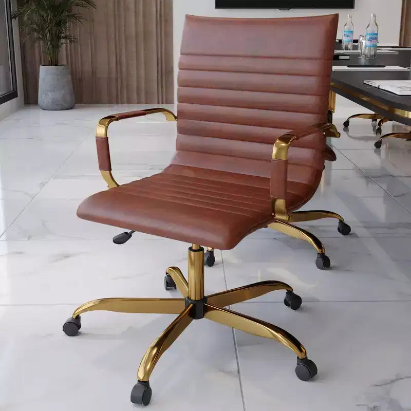 LeisureMod Harris Sedia da ufficio senza braccioli – Pelle a coste con struttura in metallo dorato – Moderna sedia da scrivania girevole e reclinabile