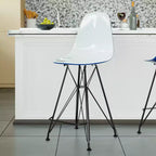 Sgabello da bar LeisureMod Cresco Mid-Century Modern in acrilico, altezza bancone, con base in acciaio nero, perfetto per cucina, sala da pranzo, bar o salotto