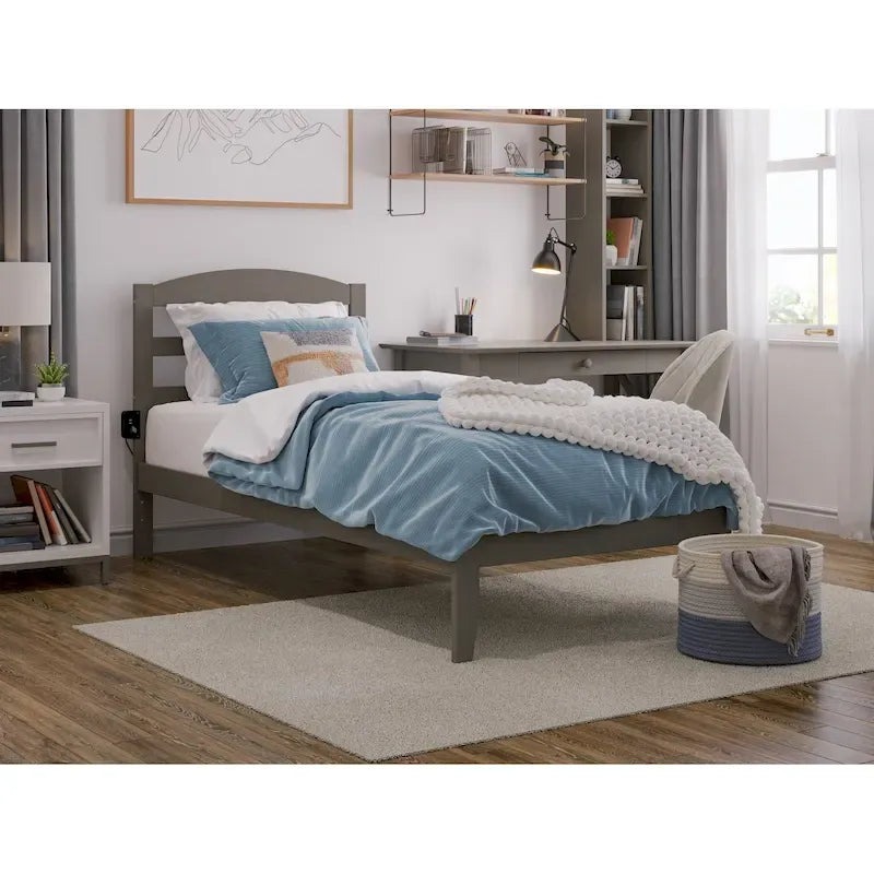 Letto a piattaforma Warren in legno massiccio con caricatore USB collegabile