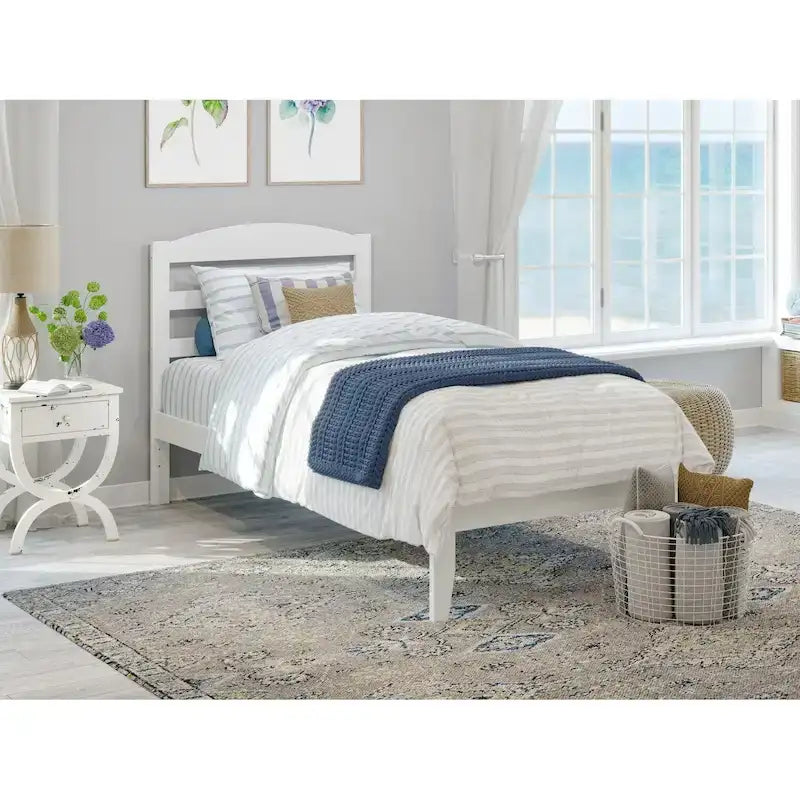 Letto a piattaforma Warren in legno massiccio con caricatore USB collegabile