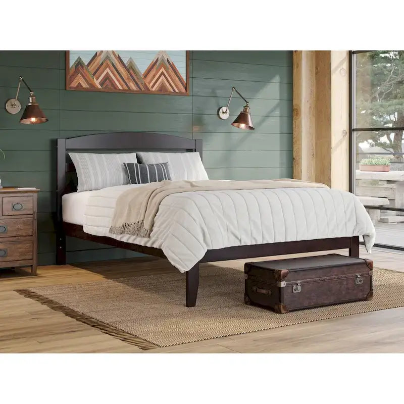 Letto a piattaforma Warren in legno massiccio con caricatore USB collegabile