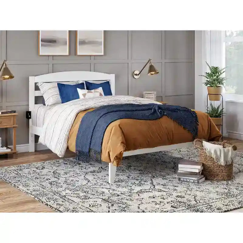 Letto a piattaforma Warren in legno massiccio con caricatore USB collegabile