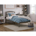 Letto a piattaforma Warren in legno massiccio con caricatore USB collegabile