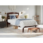 Letto a piattaforma Warren in legno massiccio con caricatore USB collegabile