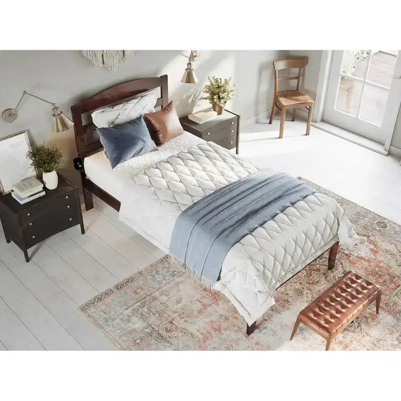 Letto a piattaforma Warren in legno massiccio con caricatore USB collegabile