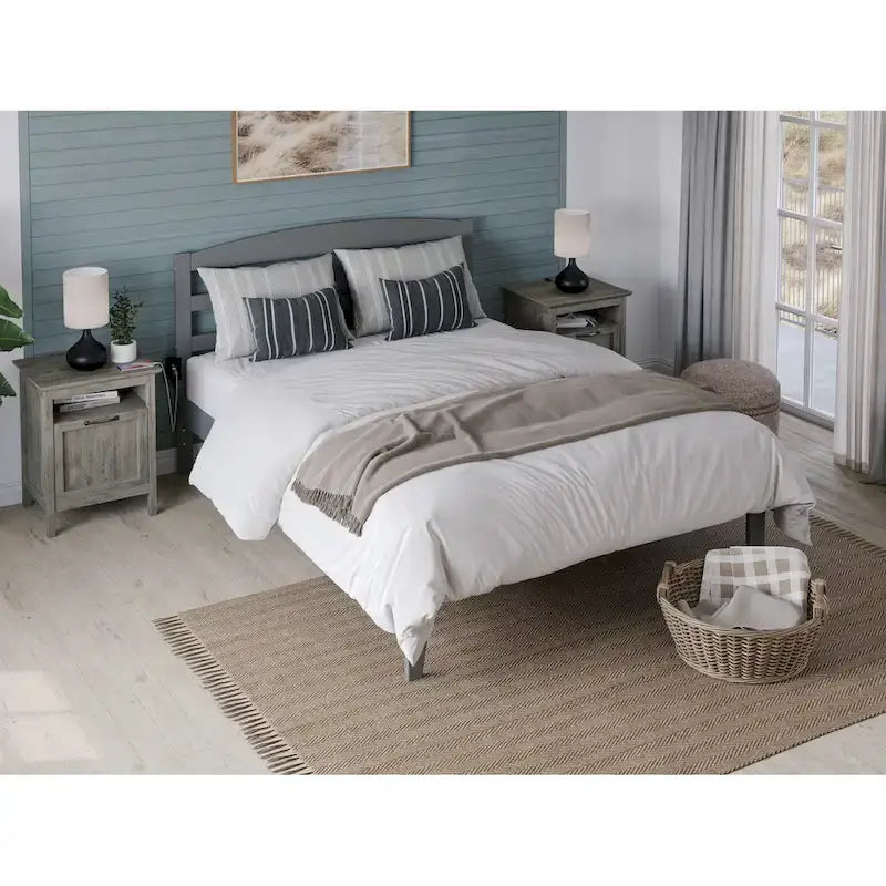 Letto a piattaforma Warren in legno massiccio con caricatore USB collegabile