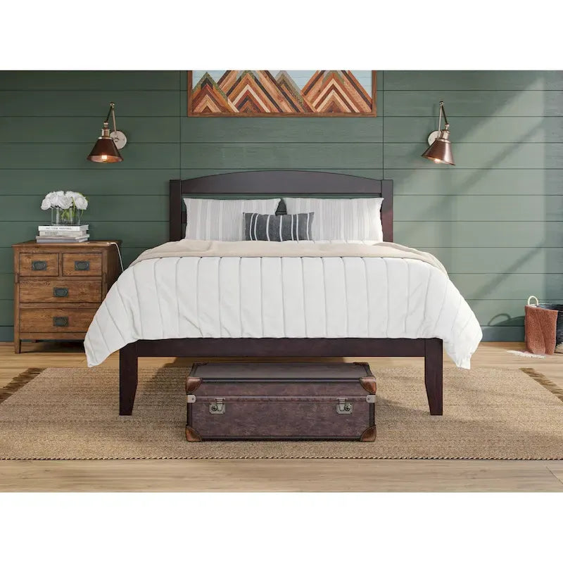 Letto a piattaforma Warren in legno massiccio con caricatore USB collegabile