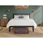 Letto a piattaforma Warren in legno massiccio con caricatore USB collegabile