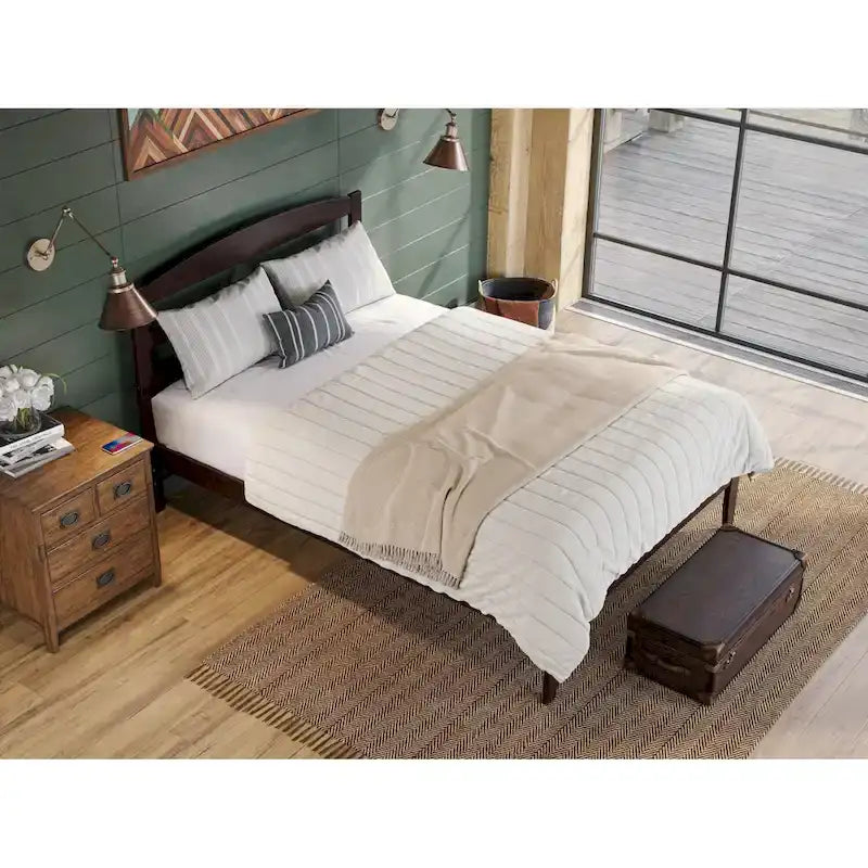 Letto a piattaforma Warren in legno massiccio con caricatore USB collegabile