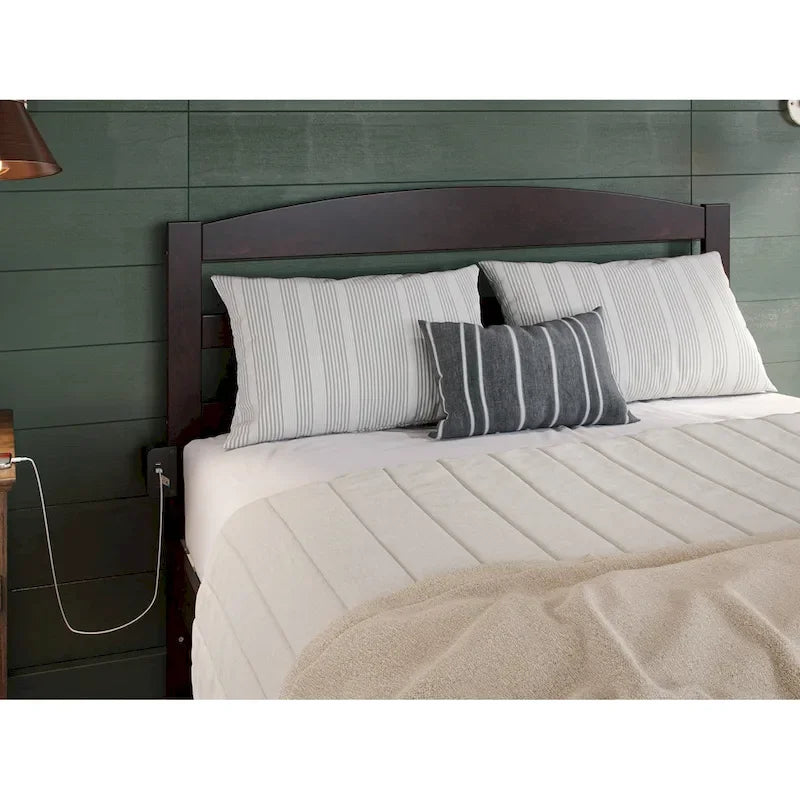 Letto a piattaforma Warren in legno massiccio con caricatore USB collegabile