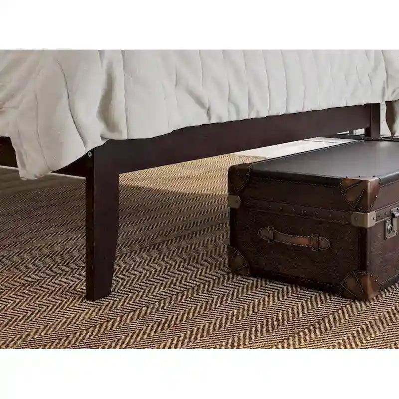 Letto a piattaforma Warren in legno massiccio con caricatore USB collegabile