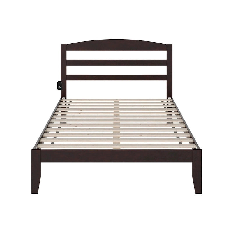 Letto a piattaforma Warren in legno massiccio con caricatore USB collegabile
