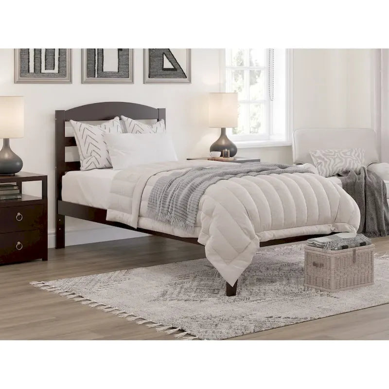 Letto a piattaforma Warren in legno massiccio con caricatore USB collegabile
