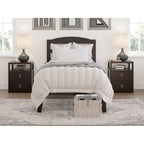 Letto a piattaforma Warren in legno massiccio con caricatore USB collegabile