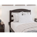 Letto a piattaforma Warren in legno massiccio con caricatore USB collegabile