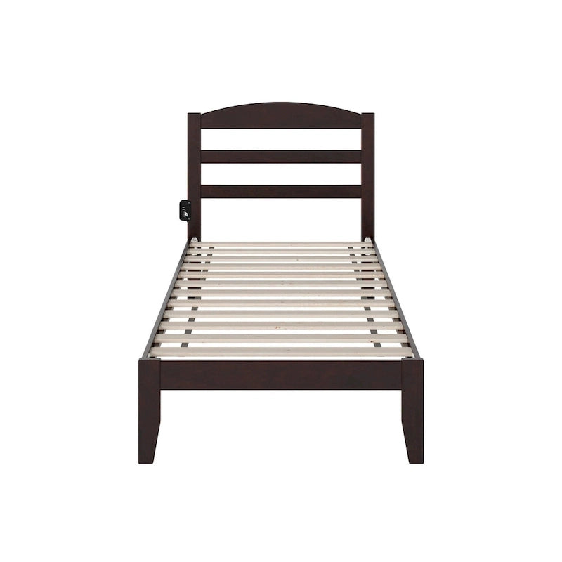 Letto a piattaforma Warren in legno massiccio con caricatore USB collegabile