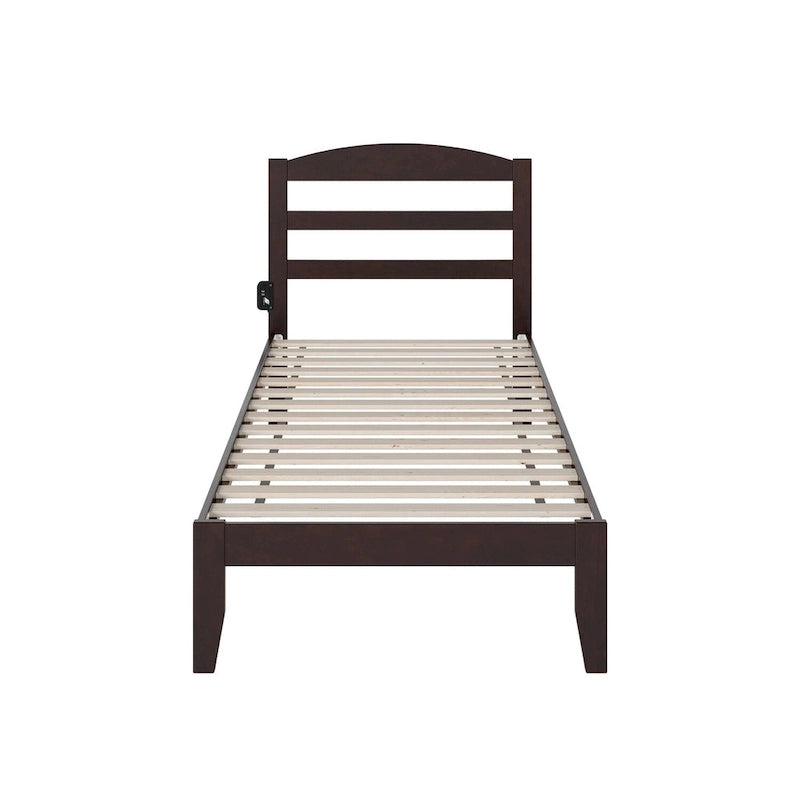 Letto a piattaforma Warren in legno massiccio con caricatore USB collegabile