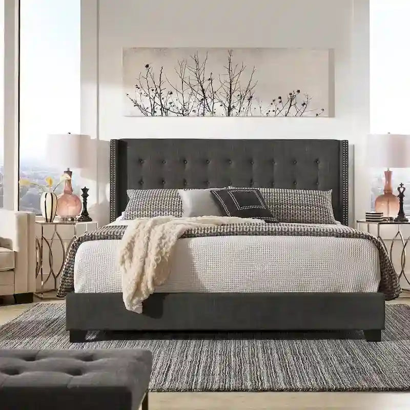 Letto a piattaforma con testiera alta in lino trapuntato