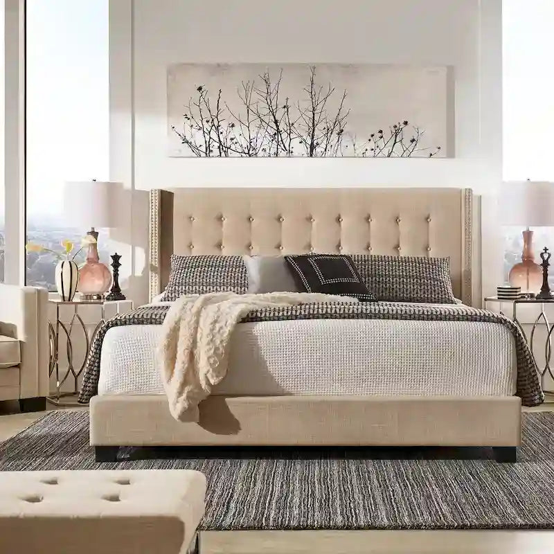 Letto a piattaforma con testiera alta in lino trapuntato