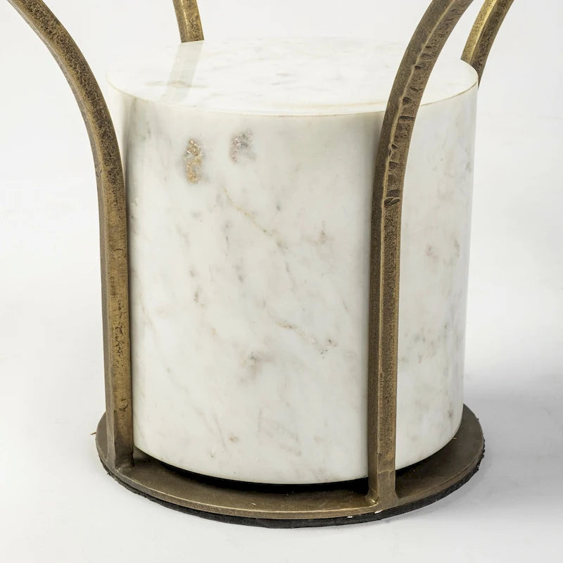 Tavolino Rotondo con Piano in Vetro, Base in Metallo Dorato e Piedistallo in Marmo Bianco