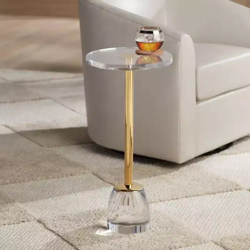 55 Downing Street Tavolino da appoggio Hanna 24 3/4 Luxe Gold con piano in acrilico e base in vetro