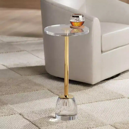 Table d'appoint de luxe or 55 Downing Street Hanna 24 3/4 avec plateau en acrylique et base en verre