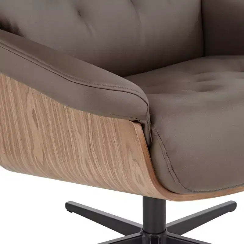 Poltrona reclinabile girevole in similpelle trapuntata Melia Chocolate BenchMaster con poggiapiedi inclinato